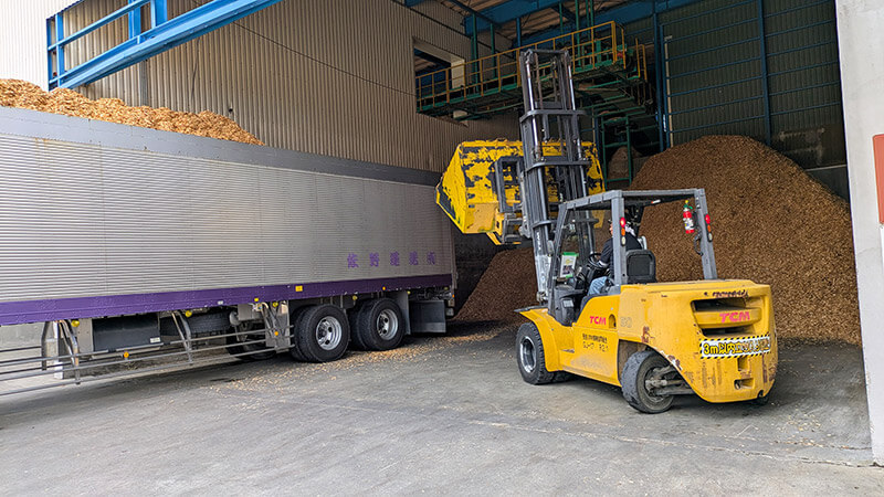 チップを積み込む風景